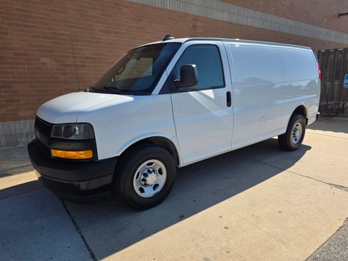 Used 2018 Chevrolet Express 2500 RWD image 3
