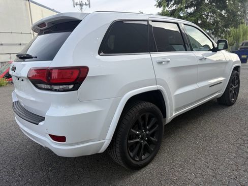 Used 2018 Jeep Grand Cherokee Altitude AWD/4WD image 4
