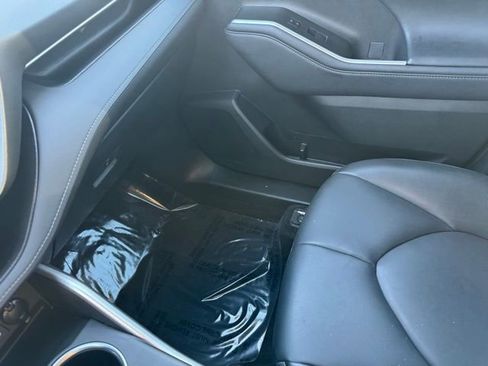 Used 2023 Toyota Highlander XLE AWD/4WD image 25