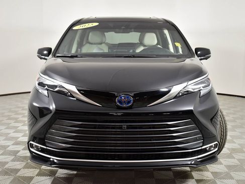 Certified 2025 Toyota Sienna Platinum image 5