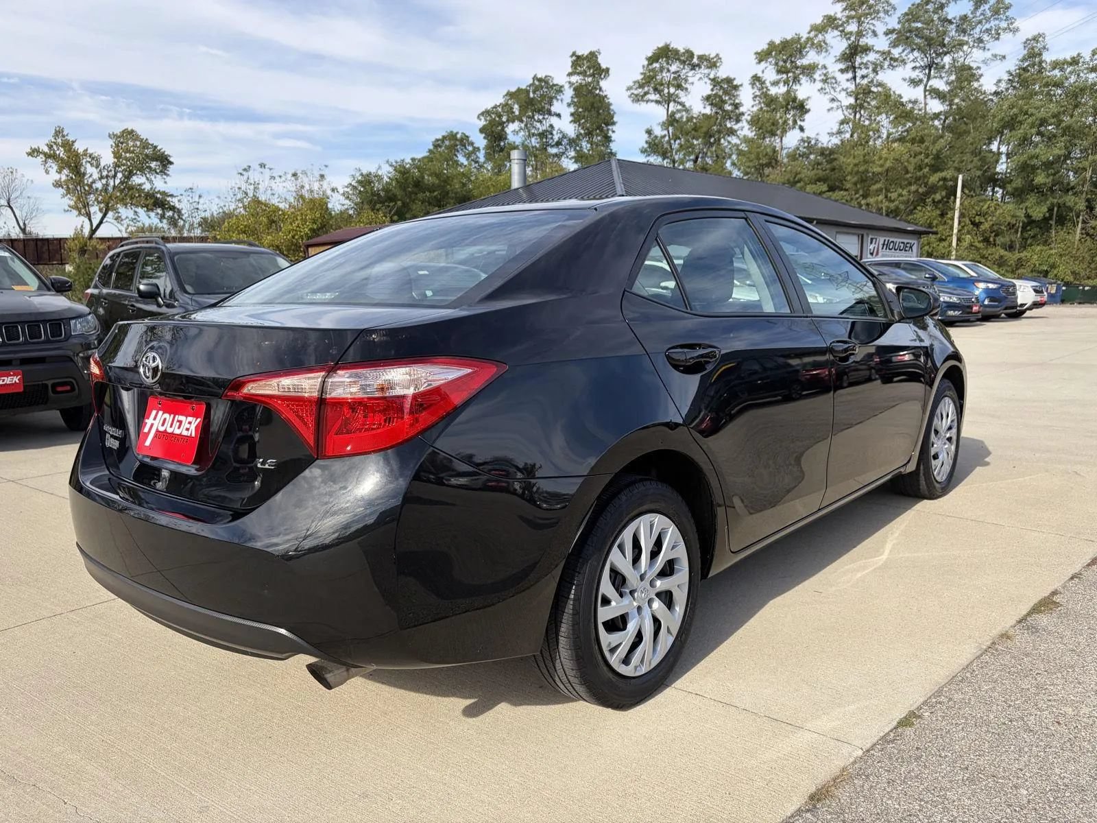 Used 2018 Toyota Corolla LE FWD image 8