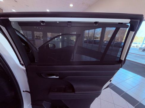 Used 2022 Toyota Highlander XSE image 17