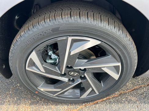 Certified 2025 Hyundai Elantra SEL image 17