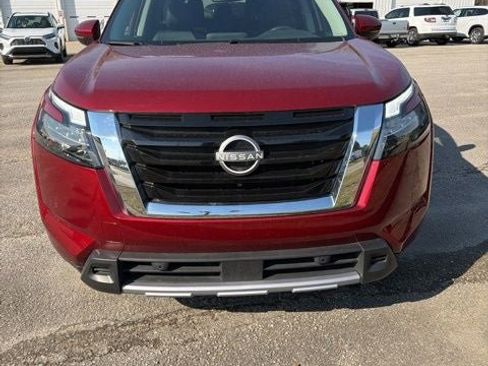 Used 2025 Nissan Pathfinder SL image 5