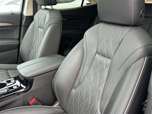 Used 2023 Buick Envision Avenir image 31