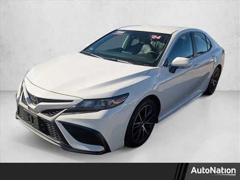 Used 2024 Toyota Camry SE image 1