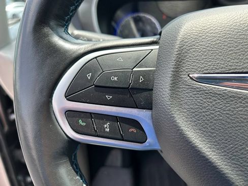 Used 2021 Chrysler Pacifica Touring-L w/ Premium & Safety Sphere Group FWD image 22