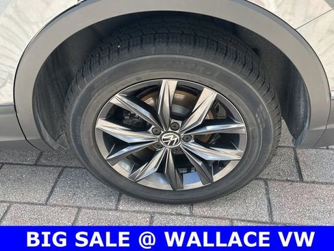 Certified 2022 Volkswagen Tiguan SE w/ Panoramic Sunroof Package image 11