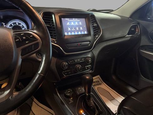 Used 2019 Jeep Cherokee Latitude Plus w/ Cold Weather Group image 18