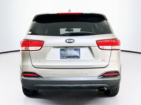 Used 2017 Kia Sorento LX w/ LX Convenience Package image 7