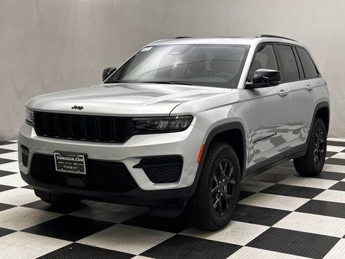 New 2025 Jeep Grand Cherokee Altitude AWD/4WD image 4