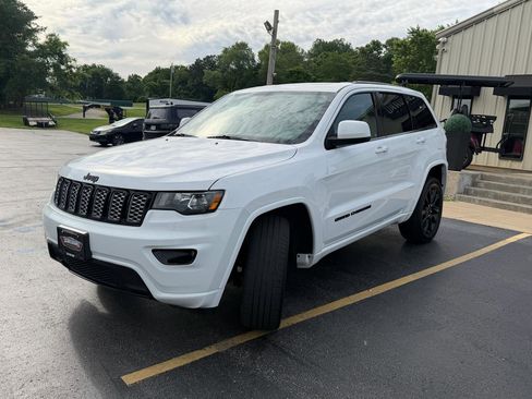 Used 2020 Jeep Grand Cherokee Altitude AWD/4WD image 6