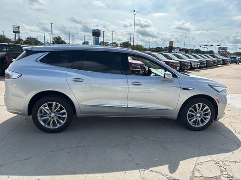 Used 2022 Buick Enclave Avenir image 8