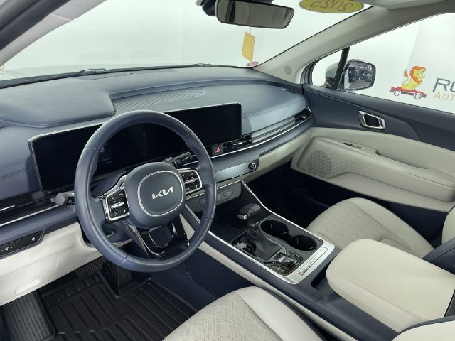 Used 2025 Kia Carnival EX FWD image 21
