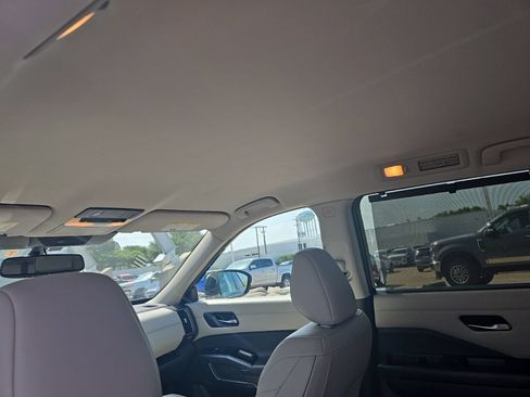 Used 2022 Nissan Pathfinder SL FWD image 17