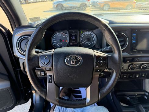 Used 2017 Toyota Tacoma TRD Off-Road w/ Premium & Technology Package AWD/4WD image 19