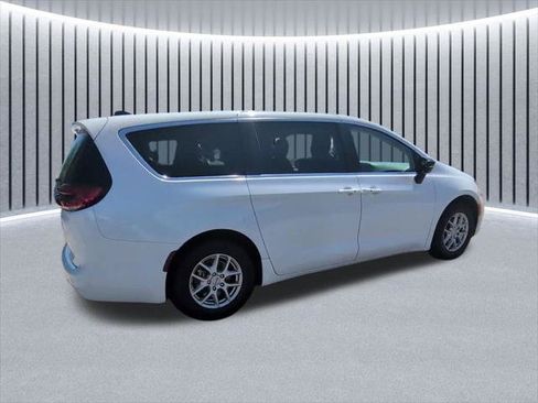 Certified 2024 Chrysler Pacifica Touring-L FWD image 15