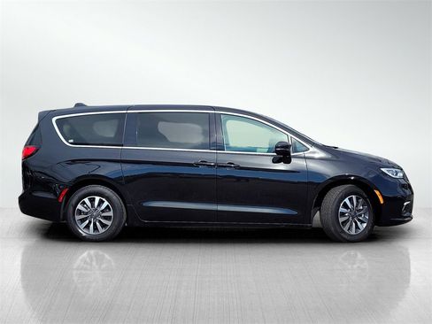 Used 2022 Chrysler Pacifica Touring-L image 3