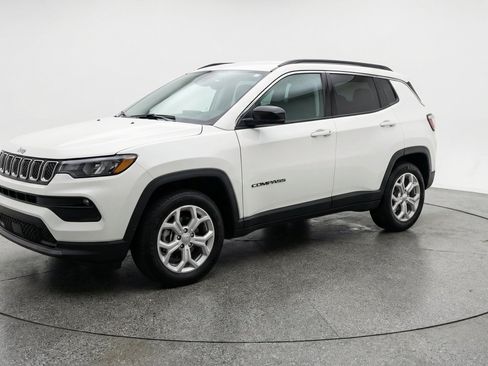 Used 2025 Jeep Compass Latitude AWD/4WD image 3
