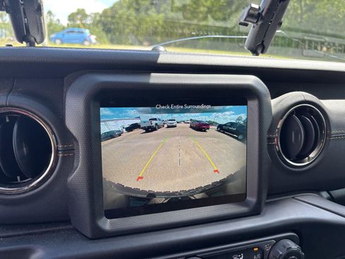 Used 2022 Jeep Wrangler Unlimited Sahara AWD/4WD image 12