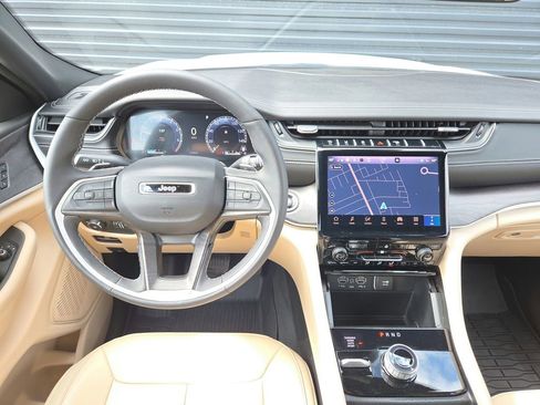 Used 2025 Jeep Grand Cherokee Limited image 8