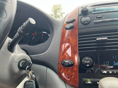 Used 2008 Toyota Sienna XLE FWD image 30
