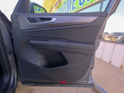 Used 2025 Volkswagen Atlas Cross Sport SE image 17