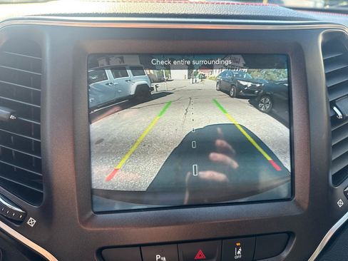 Used 2021 Jeep Cherokee Trailhawk AWD/4WD image 38