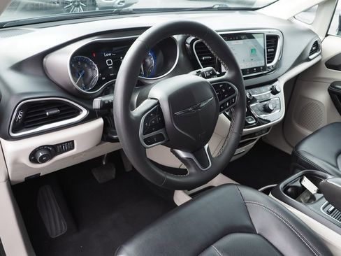 Used 2024 Chrysler Pacifica Touring-L image 12