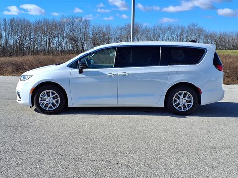 Used 2024 Chrysler Pacifica Touring-L image 22
