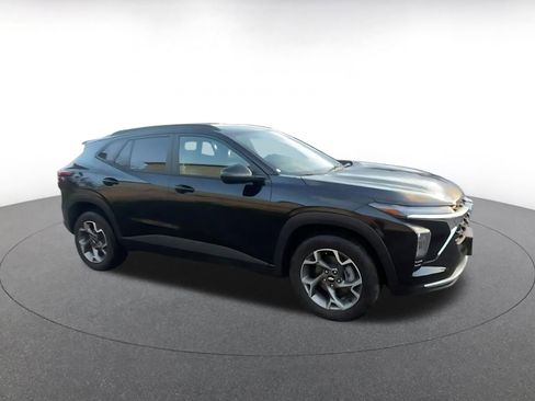 Used 2025 Chevrolet Trax LT image 2