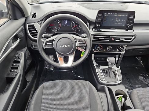 Certified 2022 Kia Seltos LX image 11