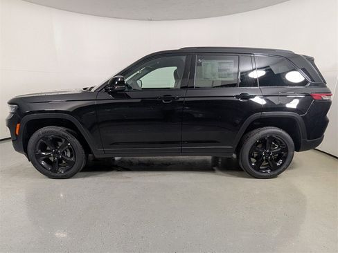 New 2025 Jeep Grand Cherokee Altitude image 4