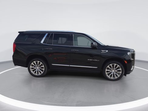 Used 2022 GMC Yukon Denali w/ Denali Premium Package AWD/4WD image 2