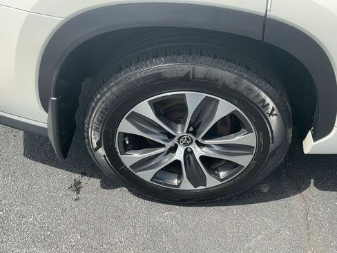 Used 2021 Toyota Highlander XLE AWD/4WD image 6