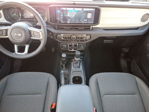 Used 2025 Jeep Wrangler Sahara image 25