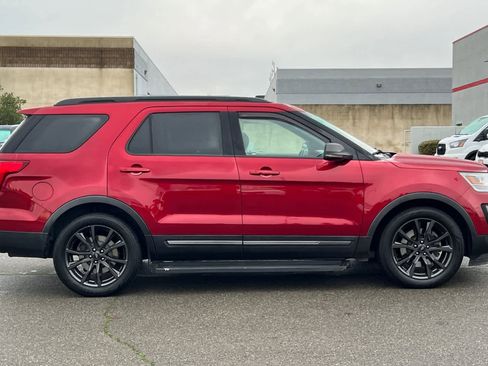 Used 2017 Ford Explorer XLT w/ Equipment Group 202A image 6