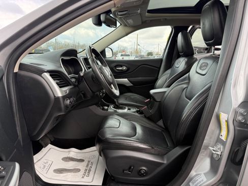Used 2017 Jeep Cherokee Overland AWD/4WD image 28