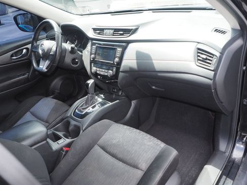 Used 2019 Nissan Rogue SV w/ Premium Package FWD image 17