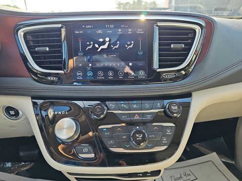 Used 2020 Chrysler Pacifica Limited image 26