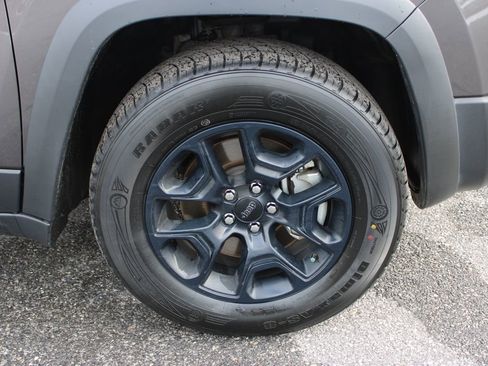 Used 2021 Jeep Cherokee Trailhawk w/ Comfort/Convenience Group image 34