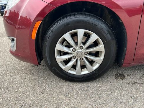 Used 2019 Chrysler Pacifica Touring-L FWD image 9
