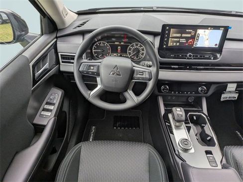 New 2025 Mitsubishi Outlander ES image 16