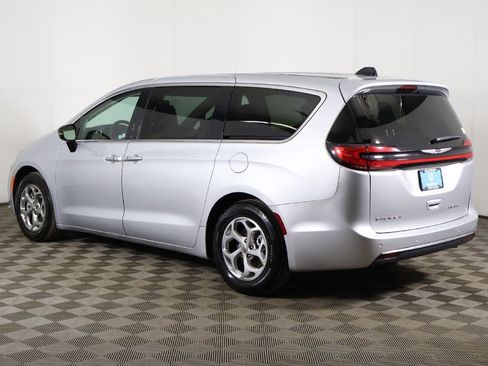 Used 2024 Chrysler Pacifica Limited FWD image 15