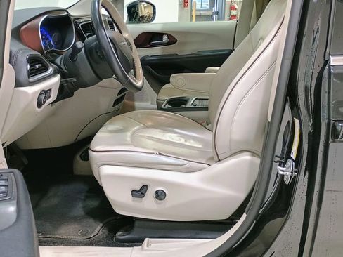 Used 2020 Chrysler Pacifica Limited image 11