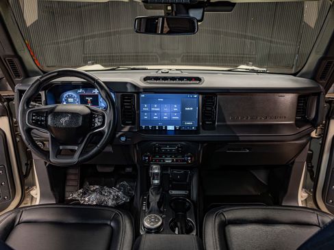 Used 2025 Ford Bronco Badlands image 15