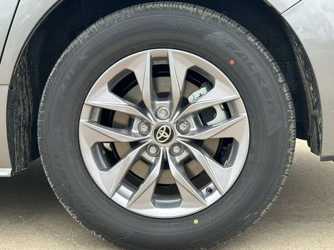 New 2026 Toyota Sienna XLE FWD image 9