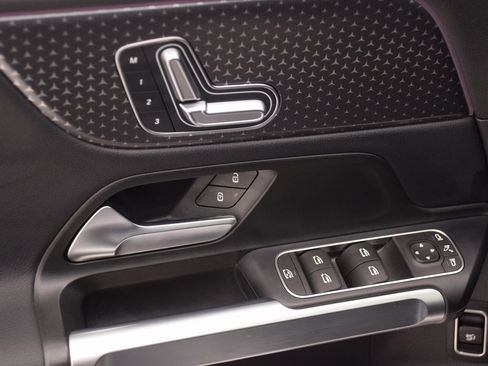 Used 2024 Mercedes-Benz EQB 300 4MATIC image 21