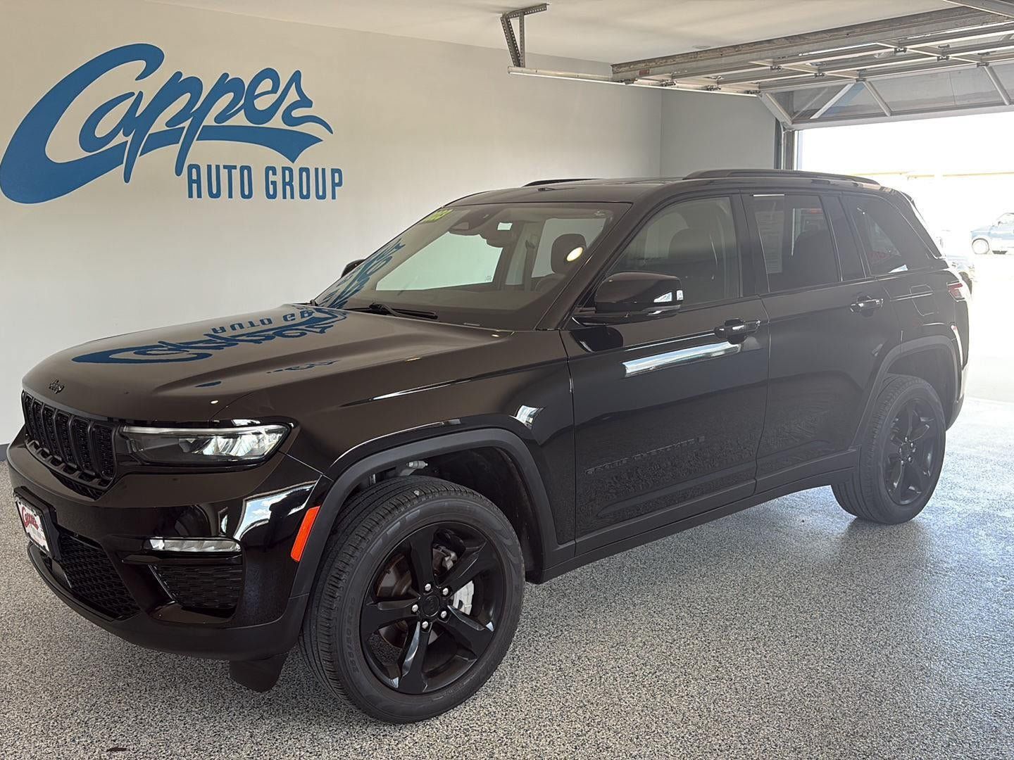 Used 2023 Jeep Grand Cherokee Limited w/ Black Appearance Package AWD/4WD image 1
