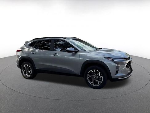 Used 2025 Chevrolet Trax LT FWD image 2